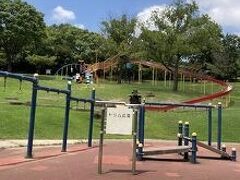 聚楽園公園は、大仏様以外も楽しめる公園です。
トリム広場には、子どもが大喜びのローラースライダーや、健康遊具などがあって、思いっきり遊べます。