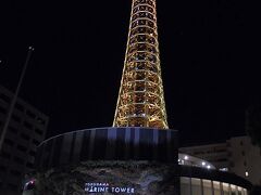煌々と煌きらめく横浜マリンタワー
