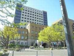 横浜簡易裁判所

横浜市認定歴史的建造物
建築年代：2001（平成13)年竣工　旧建物は1930（昭和５）年
設計：大蔵省営繕管財局（担当は小野武雄と保岡豊）

外壁はスクラッチタイル貼り、車寄せは花崗岩の石貼り
外観（しかも遠目に）見ただけです。というのも、日大大通りの向かいの建物に気を取られていまして･･･。