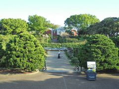 緑が青々と生い茂り、色とりどりの花が咲く場所を歩くのは気持ちが良い♪
正面の建物は大佛次郎記念館