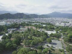 静岡県庁別館の21階にある無料の展望台から、駿府城公園を眺めます。