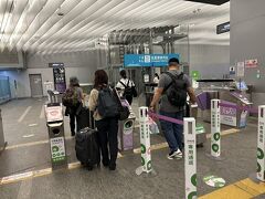 空港までは来る時と真逆のルート。
松山新店線で北門駅まで。
そこから徒歩で空港線の台北駅に移動します。