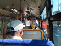 バスの中

それほど混んでいなくて
助かりました　
ゆっくり座れました
八王子駅まで268円