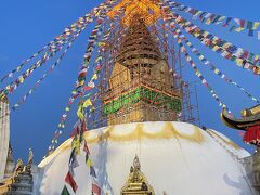 山の上にある　swayambhunath