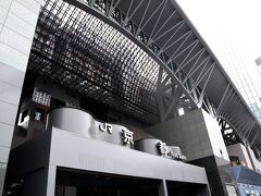 この駅舎になって、早25年の月日が流れ…。
今の若い子たちにとっては、この駅舎が普通なんだよね。
できた頃は、なんだかんだと不評が多かった駅舎だったけれど、今となれば素敵な駅舎と言われるようになるんだもの、、、わからないものねー。