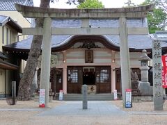 岡崎城天守のすぐ隣、ともいっていいほど近くにある神社。