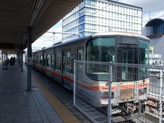 　加古川で乗り継ぎ姫路駅へ。普段はこの辺りは新快速の線路を通る電車を乗っているのですが、兵庫駅から各駅停車・普通列車の線路を通ったのですが、線路が一番海沿いを走っているので須磨の辺りが特に景色がかなりよかったです。

　ちなみに姫新線と播但線のホームには中間改札があったりします。