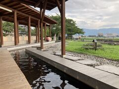 ２３＜湖畔公園　足湯＞
　すぐそばの湖畔公園に「足湯」がありました。