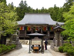 立石寺の登山口から石段を登ると最初に現れるのが根本中堂です。ブナを用いて建てられたお堂としては日本最古のもので重要文化財の指定を受けています。