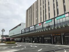 諫早駅到着。綺麗な駅ですね（普通のビルだった）手前のビルではなく向こうに見える方が駅です。。