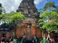 王宮の門ですね。

普段は左から入ります。