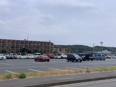 屏風浦を見ようとこちらにやって来ました。
千葉科学大学の駐車場に車を停めます。このすぐ左手が銚子マリーナ海水浴場です。