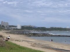 犬微雨先に一番近い海水浴場かな？
長崎海岸。小さいけれど、岩でプールのように囲まれています。安心して泳げそうです。ライフセーバーのお姉さんがカッコよかっった！元気に挨拶してくれました。程よい筋肉のついたビキニ姿。惚れました。