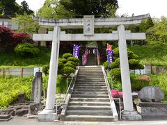 山寺参拝の際に「千手院」にも足を運びました。こちらは登山口からは1キロほど離れた場所にあります。駐車場に車を停め「観世音」と書かれた扁額のある鳥居をくぐるとその先にお堂があります。