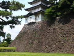 ▲▽皇居一般参観▽▲　▽富士見櫓▽
約１５ｍの高さの石垣の上に聳え立つ約１６ｍの高さの三重櫓。　
打ち込み接ぎ乱積みの石垣。
