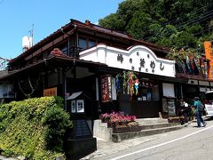 横川駅前の、釜めし屋。。