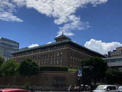 神奈川県庁と青空