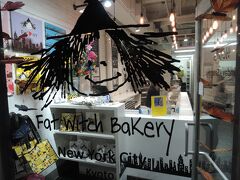 中を散策してFAT Witch bakeryで、限定のブラウニーを買いました。自分で食べる用です。
ブラウニーは今は日本で買えるので、お土産にはしませんでした。
ブラウニーはホテルで頂きましたが、おいしかったです。
★5つ。