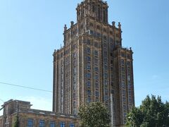 中央市場の後ろに科学アカデミー。
１９５１年から建てられた高さ１０８ｍのスターリン様式の高層ビル。
ソ連時代を思い出させると、リガ市民には人気がないそうです。
展望台があるそうですが、まわりの人達の風体があまり良くないので控えました。