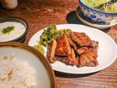 名掛丁商店街内にある牛たん焼専門店司でお昼ご飯をいただきました。
平日とはいえ12時前に着いて3組ほど並んでいました。
10分程で着席。半個室のように区切られた席に案内されました。
室内は暗めで落ち着いた雰囲気でしたが後ろにいたサラリーマンの集団がとにかくにぎやかで…

定食1.5人前チャレンジするか…
迷いましたが、このあと私にはスタグルが待ち受けているので冷静に牛たん定食4枚8切れ、とろろを注文。
とろろには青のりか卵が選べます。

厚みがありながら柔らかくジューシーでとても美味しかったです。
付け合せもボリューミーでした。(漬物系苦手で…すみません)
おネギたっぷりのテールスープも旨みたっぷりで出汁好きにはたまらん！！！水筒持ち歩き案件です。