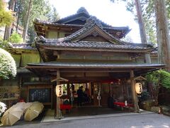 下呂温泉到着後宿泊する湯之島館に直行。天皇陛下も宿泊したことのある由緒ある旅館です