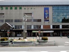 秩父駅にやってまいりました。
地場産業センターが併設されており、時間をつぶすにもいい場所です。
