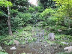 芝公園もみじの滝　芝公園のもみじ谷にある滝です。1905年長崗安平の設計により築造されました