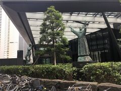 北通りを横断し、新宿住友ビルへ。
低層部と高層部に飲食店やショップが入る、大江戸線の都庁前駅と直結の複合ビルです。
ビル北側の通りに面して何体もの彫像が並んでいます。
