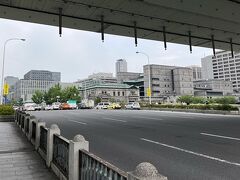 堂島川にかかる大江橋。この通りは御堂筋。正面に日本銀行が見えています。北詰から南を展望。