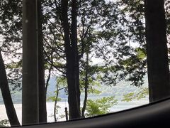 中之条から車で30分ほどで、榛名湖が見えてきました。