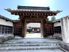 本因寺、妙福寺、善隆寺と東へ進み、寺町三丁目緑地のところで道（県道144号）を渡り折り返し。今度は通りに北面している寺院群を西へと見ていきます。
まずは妙法寺。
