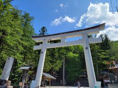 なんだか、去年の善光寺行きはそんなにストレスのないドライブだったけれど
今回は渋滞にはまりながらの往路。
車の自動運転システムにも慣れたような慣れないような、、、
前の車がいなくなった時の加速とか、かなりきついカーブを曲がるときのハンドルの微妙な調整とか、怖くて気持ち悪さを感じる。
