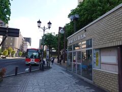 七日町大通り沿い、山形市役所前には「山交バス」の待合所があります。