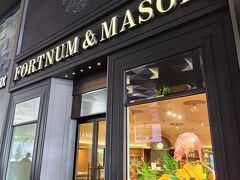 わたし達のお目当ては別棟にある「Fortnum & Mason」
香港限定の茶葉があるのでお土産に買って帰りました

https://www.fortnumandmason.com/hong-kong