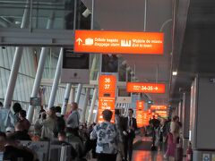 オレンジ色の案内版が印象的な空港。