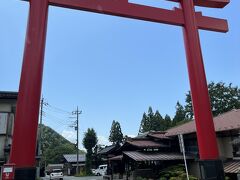 榛名神社の朱い鳥居。
http://www.haruna.or.jp/