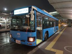 19:25、成田空港前。「東横イン成田空港」の送迎バス。これに乗ってホテルへ。帰宅できないのは残念ですが、とりあえず部屋に入って横になりたい！！