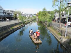 「高砂橋」で「倉敷川」を渡って対岸（左側・西側）に折り返し北に進みます。
ツアーの２時間のフリータイムだけでは川の両岸をこの橋で折り返すので精一杯です。