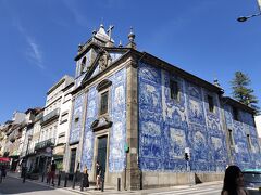 荷物を宿に預かってもらい、メトロで観光に行きましょう。
Bolhão駅を出て、目の前に現れたアルマス礼拝堂
アズレージョの壁面が美しい～