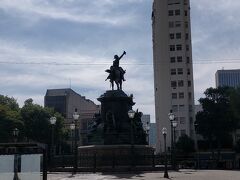 ホテルの目の前にあるチラデンテス広場の中にあるドン・ペドロ１世の騎馬像の記念碑。
ブラジルの独立宣言を記念し建てられたがパリで制作されたとの事。
