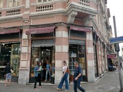 泊まっていたホテルから5分位歩いた場所にあるカーサケイブと言うカフェです。
リオデジャネイロ最古のお菓子屋さんで創業は1860年でフランス人が創業者なんだとか。古いけど気さくに入れてお値段もお手頃で内装の雰囲気が気に入りました。
