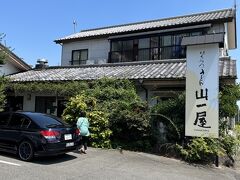 水沢うどんを食べに、旅館の仲居さんおすすめの 『はちみつうどん山一屋』へ。