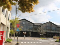 中軽井沢駅が見えてきました。
1956年に沓掛駅から中軽井沢駅に駅名がかわりました。