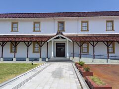 新発田に着いたのは丁度お昼ぐらい。

白壁兵舎広報史料館に行きました。
１８７４年に建造された陸上自衛隊新発田駐屯地内の通称「白壁兵舎」が、自衛隊の広報施設になっています。