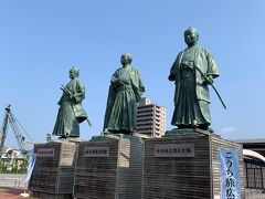 高知駅前にあった、土佐三志士像は武市半平太、坂本龍馬、中岡慎太郎の3名です。
なかなか凛々しいすくかっこいいです。