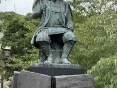 加藤清正公の銅像です。
不思議なのは江戸時代を通して熊本は細川家の本拠地でしたが、加藤清正関連が多いのがです。