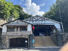 六甲山へは六甲ケーブルで。

六甲山ケーブルのケーブル下駅はは山小屋風のデザインです。