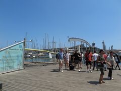 水族館方面に向かう遊歩道は会場を通っていきます。
今回はそちらには行かず、港沿いをひたすら歩いて行きます。