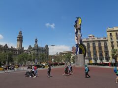 しばらく歩くと広場があって、真ん中にバルセロナ・ヘッドという彫刻があります。
1992年のバルセロナオリンピックの時に作られたそうです。
