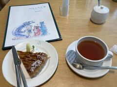 ここのメニューの童話が素敵で寄ってみました
アールグレイの紅茶が美味しい
アップルパイは冷たいです
時間を潰してまた、周遊バスで新青森駅へ戻ります